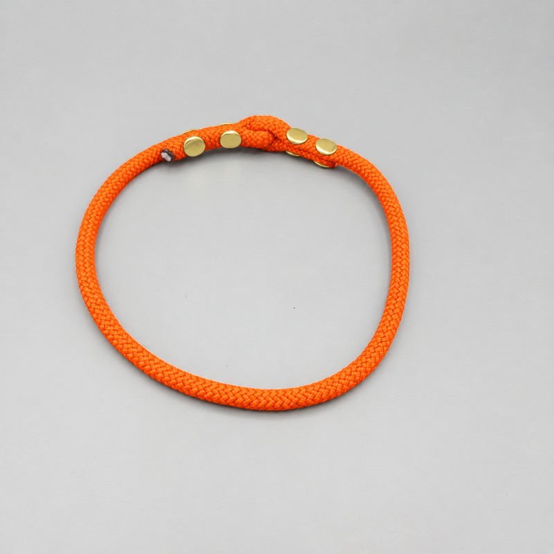 Collar FieldTrial — naranja-neon — vista trasera — hecho a mano en adorit.be