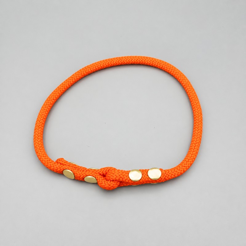 Collar FieldTrial — naranja-neon — vista frontal — hecho a mano en adorit.be