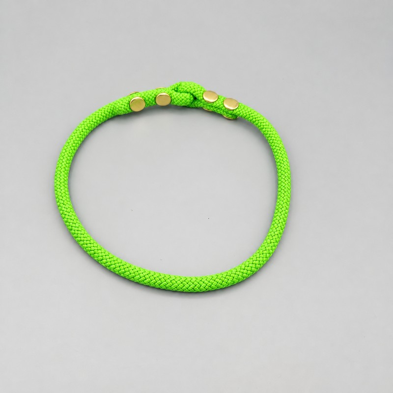 Collar FieldTrial — verde-neon — vista trasera — hecho a mano en adorit.be