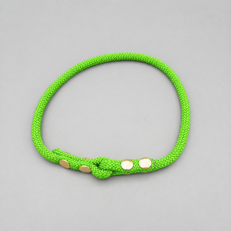 Collar FieldTrial — verde-neon — vista frontal — hecho a mano en adorit.be
