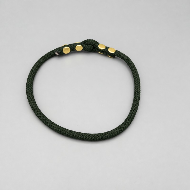Collar FieldTrial — verde-oscuro — vista trasera — hecho a mano en adorit.be