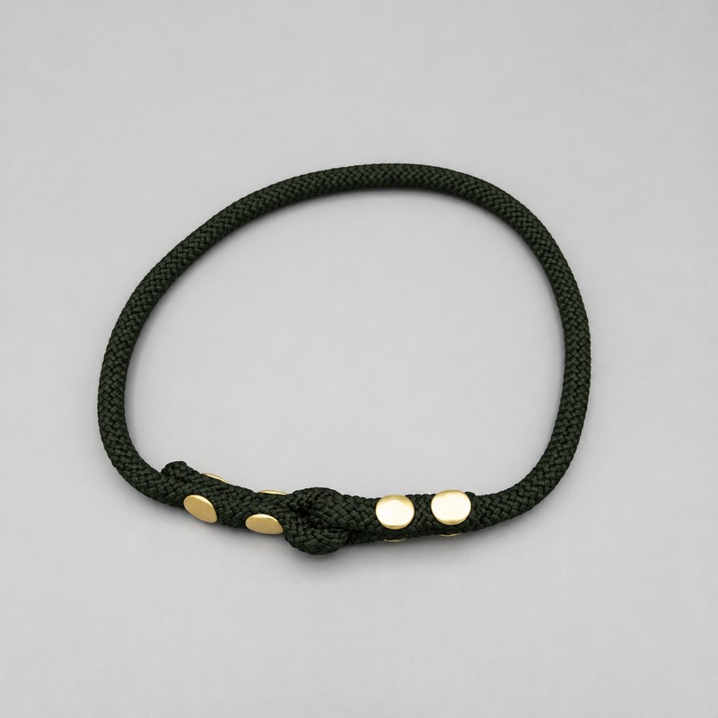 Collar FieldTrial — verde-oscuro — vista frontal — hecho a mano en adorit.be