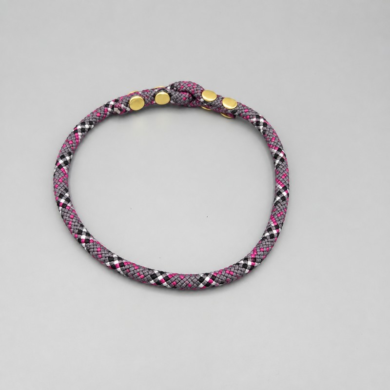 Collar FieldTrial — gris-rosa — vista trasera — hecho a mano en adorit.be