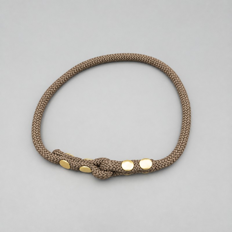 Collar FieldTrial — crema — vista frontal — hecho a mano en adorit.be
