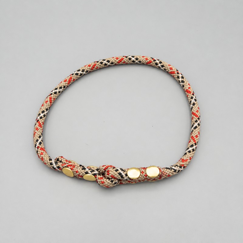 Collar FieldTrial — taupe-rojo — vista frontal — hecho a mano en adorit.be