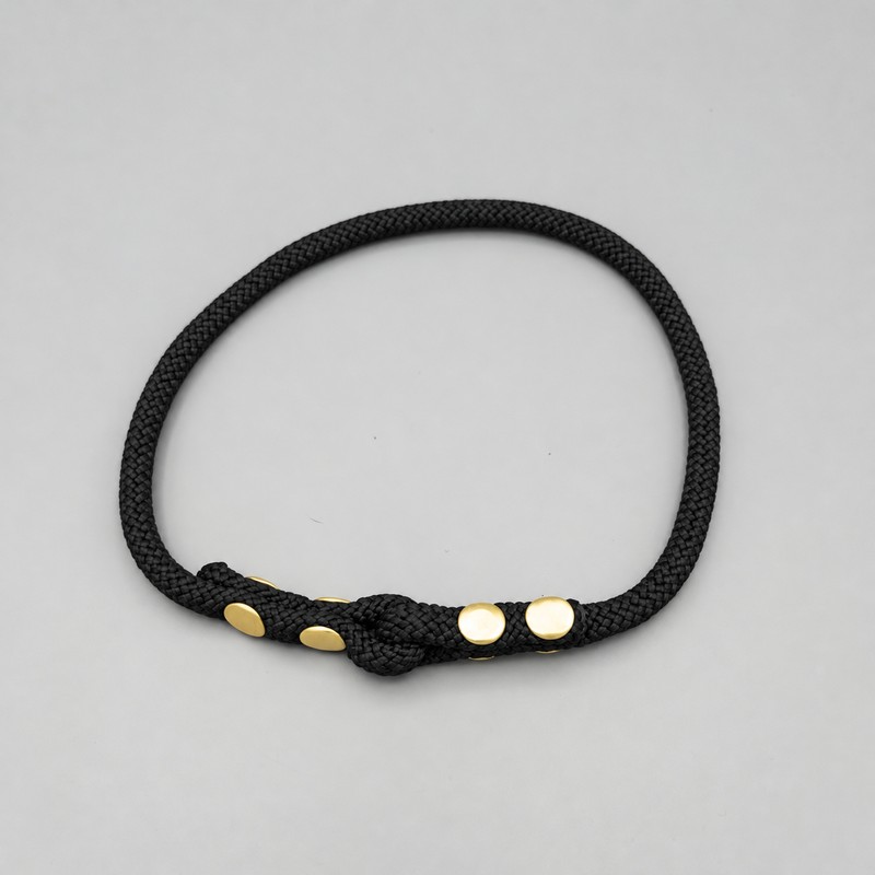 Collar FieldTrial — negro — vista frontal — hecho a mano en adorit.be