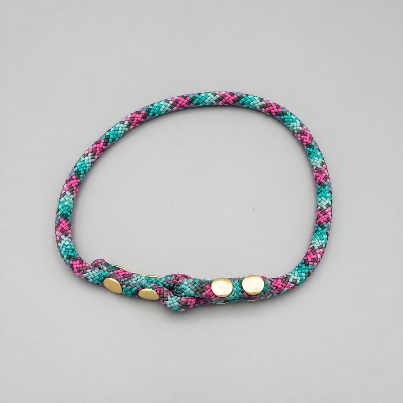 Collar FieldTrial — rosa-turquesa — vista frontal — hecho a mano en adorit.be